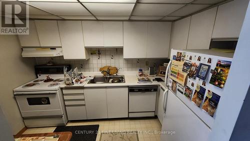 805 - 25 Fairview Road W, Mississauga, ON - Indoor Photo Showing Kitchen With Double Sink