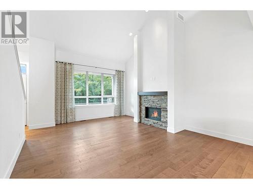 1960 Klo Road Unit# 58, Kelowna, BC - Indoor Photo Showing Living Room With Fireplace