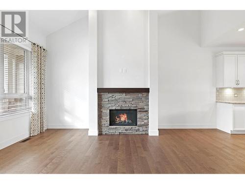 1960 Klo Road Unit# 58, Kelowna, BC - Indoor Photo Showing Living Room With Fireplace