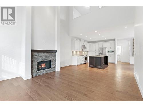 1960 Klo Road Unit# 58, Kelowna, BC - Indoor Photo Showing Living Room With Fireplace