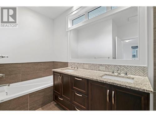 1960 Klo Road Unit# 58, Kelowna, BC - Indoor Photo Showing Bathroom