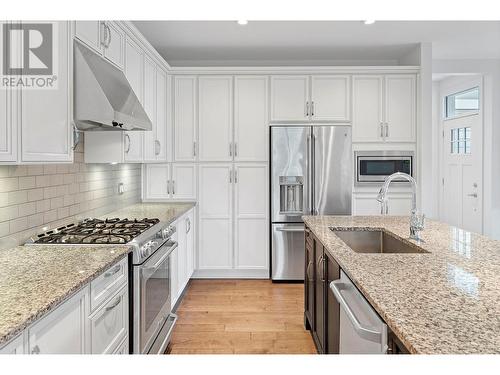 1960 Klo Road Unit# 58, Kelowna, BC - Indoor Photo Showing Kitchen With Stainless Steel Kitchen With Upgraded Kitchen