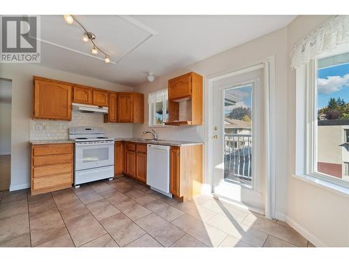 250 5 Street Se Unit# 307, Salmon Arm, BC - Indoor Photo Showing Kitchen