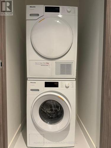 111 - 95 Mcmahon Drive, Toronto, ON - Indoor Photo Showing Laundry Room