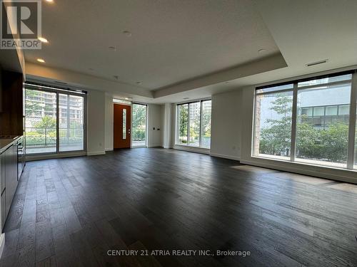 111 - 95 Mcmahon Drive, Toronto, ON - Indoor Photo Showing Living Room