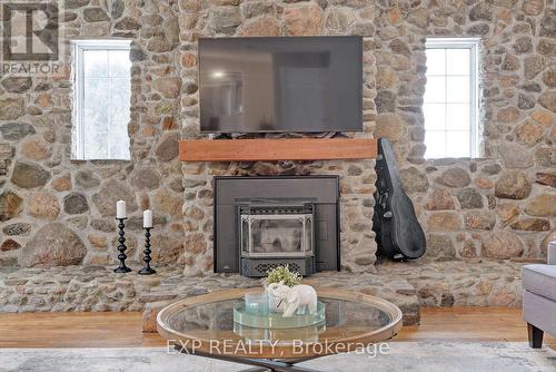 137 North Street, Alnwick/Haldimand (Grafton), ON - Indoor Photo Showing Living Room With Fireplace