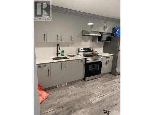 745 York Avenue, Kamloops, BC - Indoor Photo Showing Kitchen