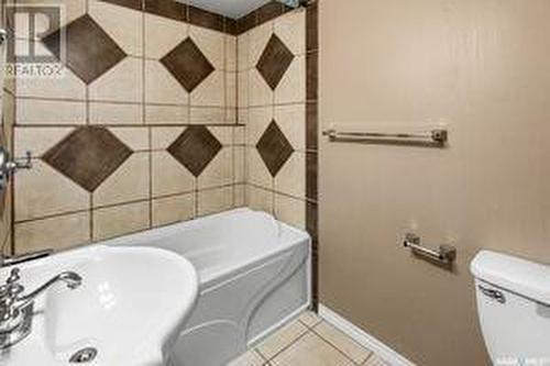 907A Argyle Avenue, Saskatoon, SK - Indoor Photo Showing Bathroom