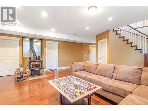 5016 Seon Crescent, Kelowna, BC - Indoor Photo Showing Living Room