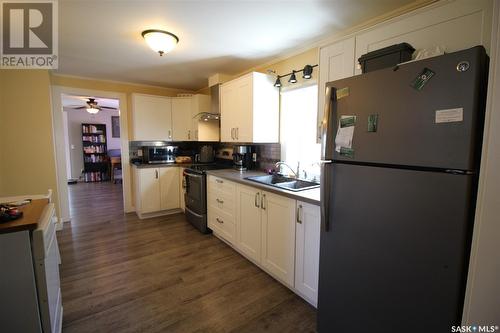 387 3Rd Avenue E, Shaunavon, SK - Indoor Photo Showing Kitchen With Double Sink