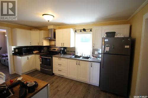 387 3Rd Avenue E, Shaunavon, SK - Indoor Photo Showing Kitchen With Double Sink