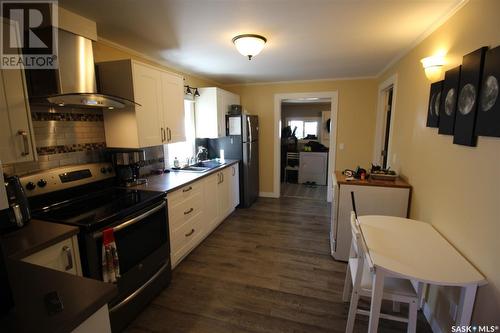 387 3Rd Avenue E, Shaunavon, SK - Indoor Photo Showing Kitchen With Double Sink