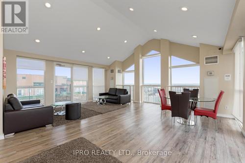 912 - 155 Hillcrest Avenue, Mississauga, ON - Indoor Photo Showing Living Room