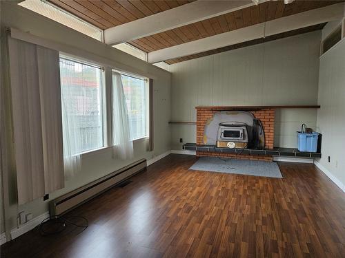 1084 Dynes Avenue, Penticton, BC - Indoor Photo Showing Living Room With Fireplace