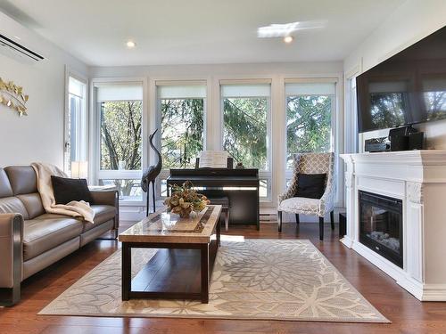 Salon - 27 Rue Francine, Saint-Jean-Sur-Richelieu, QC - Indoor Photo Showing Living Room With Fireplace