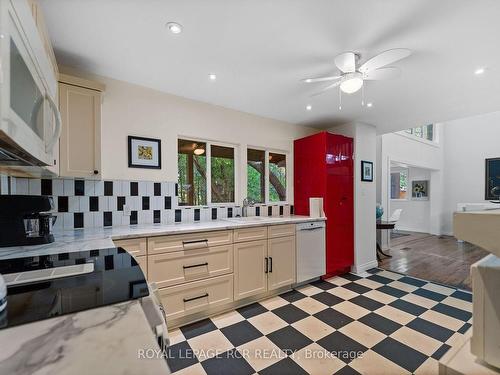 27 John St N, Caledon, ON - Indoor Photo Showing Kitchen