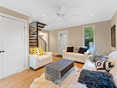 27 John St N, Caledon, ON - Indoor Photo Showing Living Room