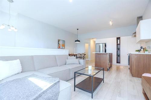 763 Hector Avenue, Winnipeg, MB - Indoor Photo Showing Living Room