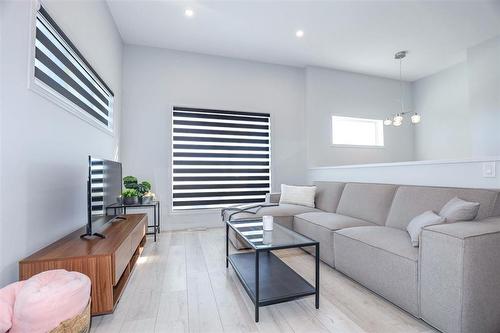 763 Hector Avenue, Winnipeg, MB - Indoor Photo Showing Living Room