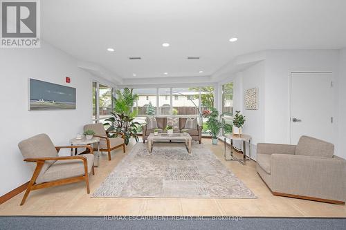 209 - 5070 Fairview Street, Burlington, ON - Indoor Photo Showing Living Room