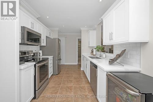 209 - 5070 Fairview Street, Burlington, ON - Indoor Photo Showing Kitchen