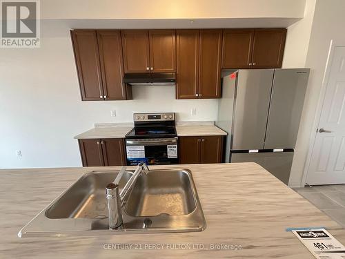 242 Port Crescent, Welland, ON - Indoor Photo Showing Kitchen With Double Sink