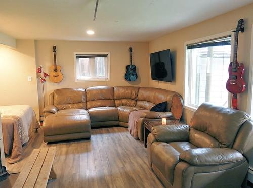 227 Skyline Avenue, Thunder Bay, ON - Indoor Photo Showing Living Room