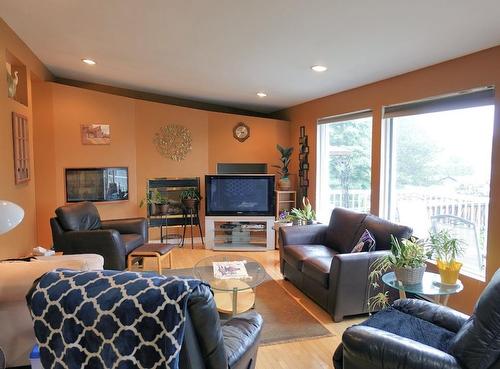 227 Skyline Avenue, Thunder Bay, ON - Indoor Photo Showing Living Room