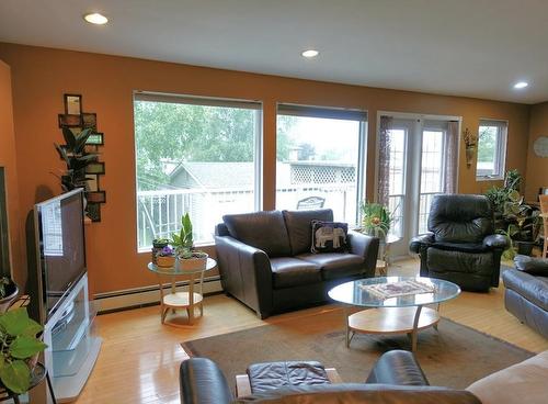 227 Skyline Avenue, Thunder Bay, ON - Indoor Photo Showing Living Room