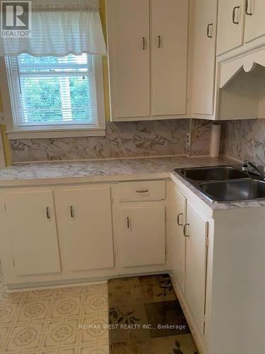 2345 Snyder Road E, Kitchener, ON - Indoor Photo Showing Kitchen With Double Sink