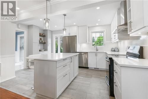 Quartz counter tops and soft close cabinetry - 8 Spyglass Ridge, Stittsville, ON - Indoor Photo Showing Kitchen With Upgraded Kitchen