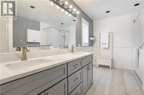 Renovated ensuite, double sinks , flooring, walk in tub/shower, toilet and fixtures - 8 Spyglass Ridge, Stittsville, ON - Indoor Photo Showing Bathroom