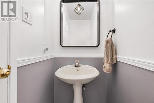 Main floor powder room - 8 Spyglass Ridge, Stittsville, ON - Indoor Photo Showing Bathroom