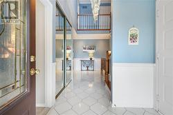 Bright, large entrance to welcome family and friends - 