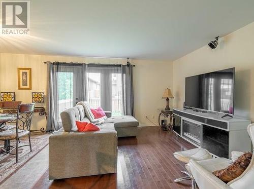 Open concept ! - 93 Mckenzie Street, Cornwall, ON - Indoor Photo Showing Living Room