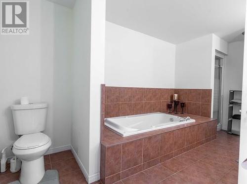 4 piece ensuite bathroom. - 93 Mckenzie Street, Cornwall, ON - Indoor Photo Showing Bathroom