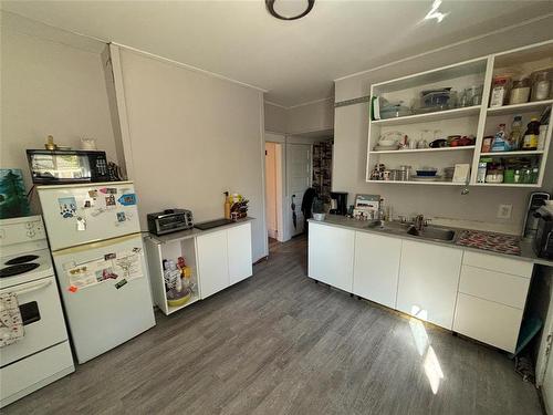 443 8Th Street, Brandon, MB - Indoor Photo Showing Kitchen