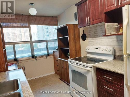 409 - 25 Kensington Road S, Brampton, ON - Indoor Photo Showing Kitchen