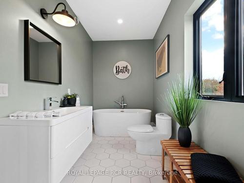 595130 Blind Line, Mono, ON - Indoor Photo Showing Bathroom