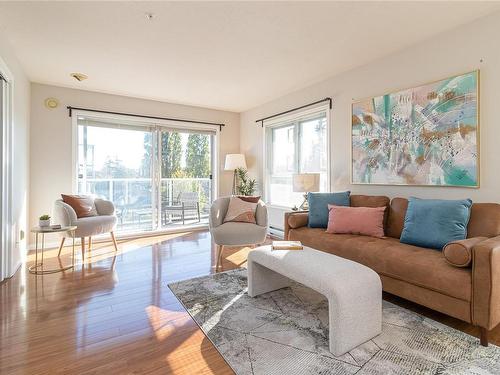 401-1536 Hillside Ave, Victoria, BC - Indoor Photo Showing Living Room