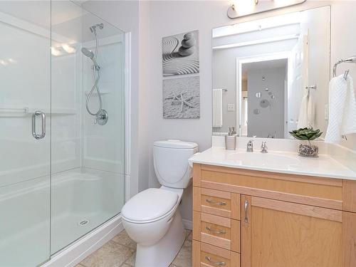 401-1536 Hillside Ave, Victoria, BC - Indoor Photo Showing Bathroom