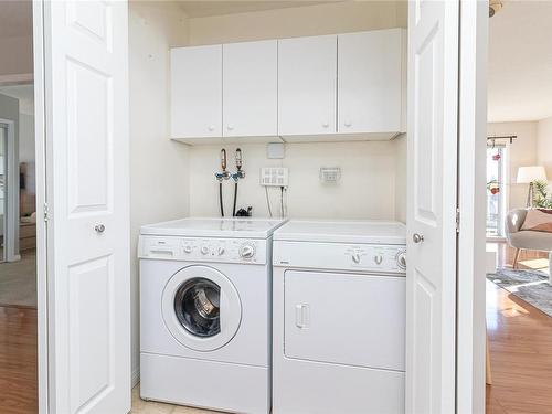 401-1536 Hillside Ave, Victoria, BC - Indoor Photo Showing Laundry Room