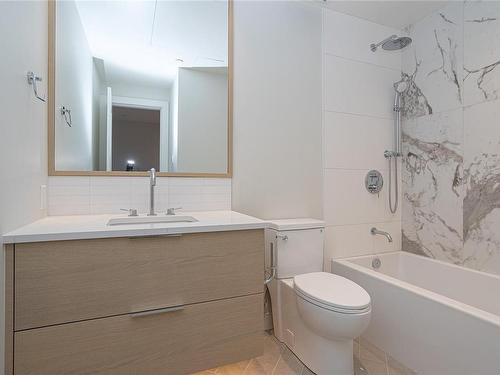 310-1916 Oak Bay Ave, Victoria, BC - Indoor Photo Showing Bathroom