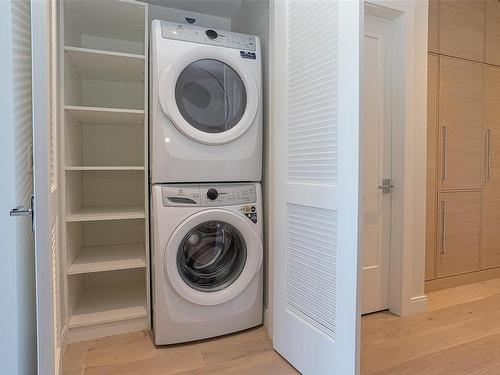 310-1916 Oak Bay Ave, Victoria, BC - Indoor Photo Showing Laundry Room