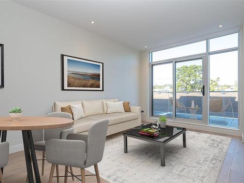 310-1916 Oak Bay Ave, Victoria, BC - Indoor Photo Showing Living Room