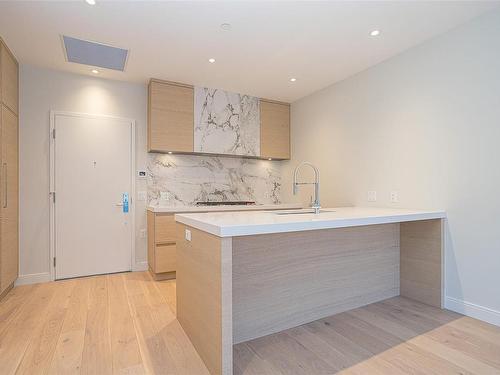 310-1916 Oak Bay Ave, Victoria, BC - Indoor Photo Showing Kitchen