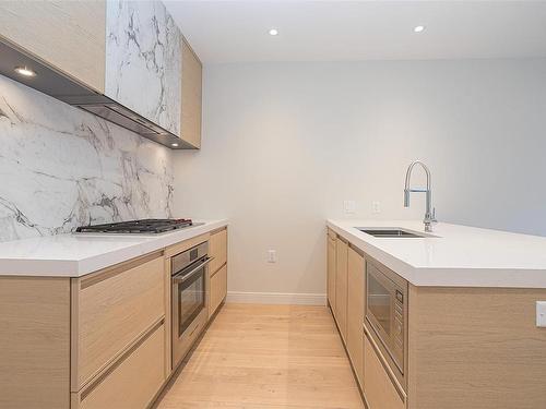 310-1916 Oak Bay Ave, Victoria, BC - Indoor Photo Showing Kitchen With Upgraded Kitchen