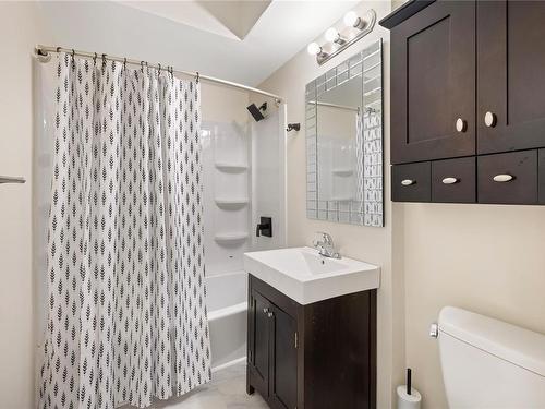 5-1630 Crescent View Dr, Nanaimo, BC - Indoor Photo Showing Bathroom