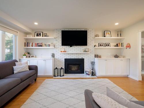 Salon - 142 Av. Willowbank, Pointe-Claire, QC - Indoor Photo Showing Living Room With Fireplace