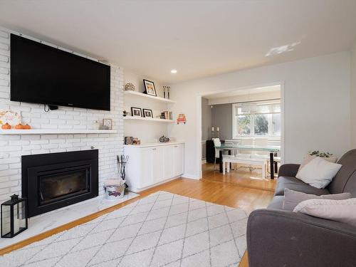 Salon - 142 Av. Willowbank, Pointe-Claire, QC - Indoor Photo Showing Living Room With Fireplace